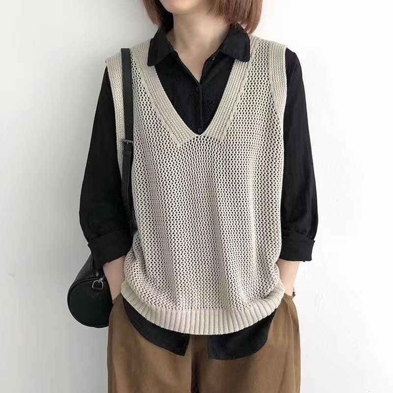 Knitted Vest for Women Autum 2025 New Cut Out Loose Waistcoat Sleeveless Thin Vest V-Neck Top